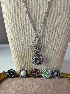 Vintage Ginger Snaps Silver-tone Filigree Wing Pendant Necklace And 6 Snaps